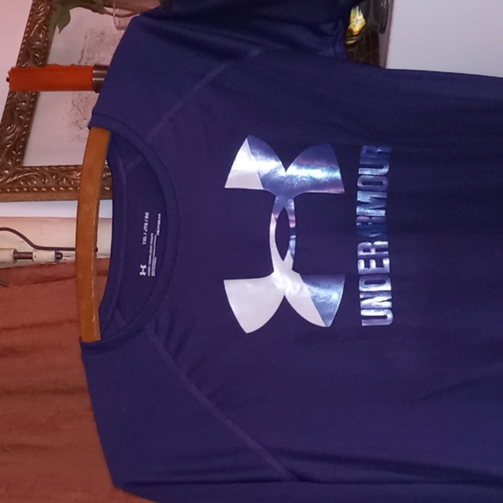•Under Armour Halogram Workout Shirt